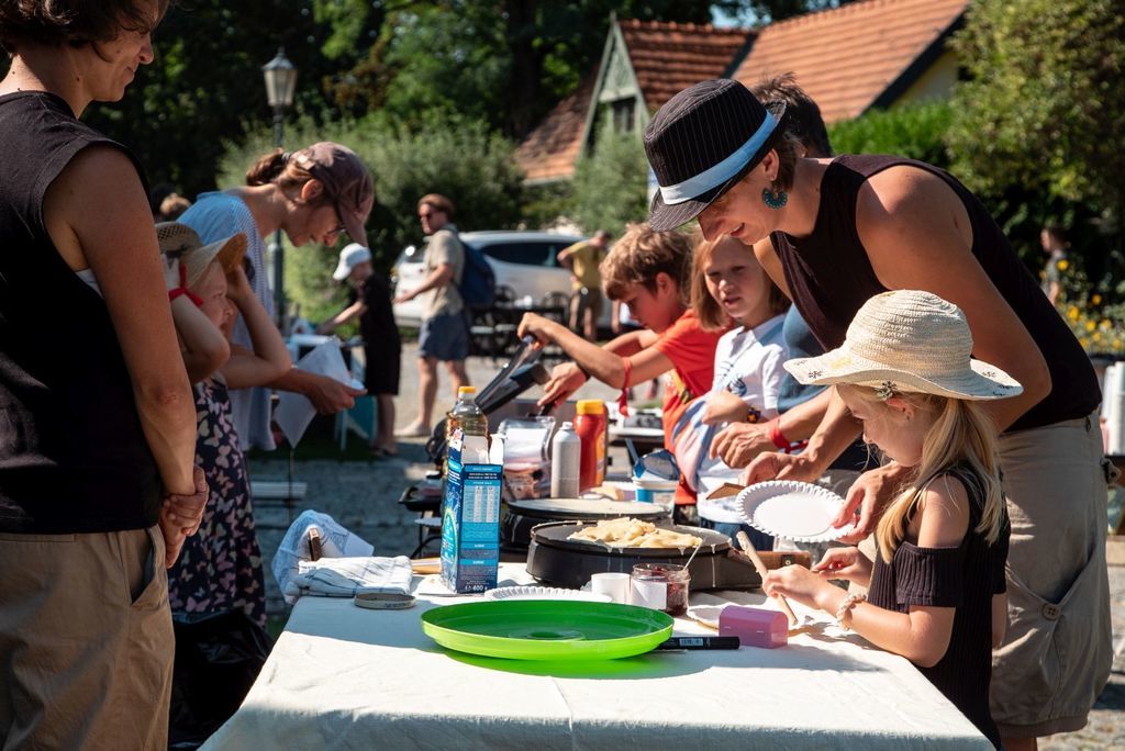 skupina lidí připravujících jídlo uvnitř